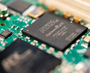 Das programmierbare Logikgatter-Array (FPGA) Altera Cyclone III, ein Schlüsselelement moderner Elektronik.