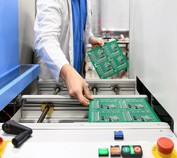 Unser Techniker überprüft und bereitet die Leiterplatten an der Produktionslinie vor, was die Sorgfalt und Effizienz unseres Fertigungsprozesses unterstreicht.